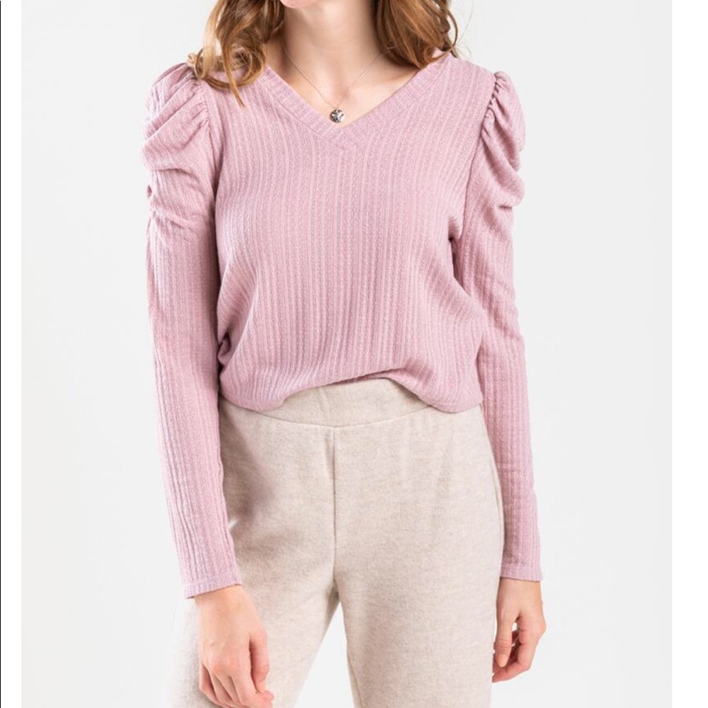 Franchesca’s blush round sleeve knit top BNWT